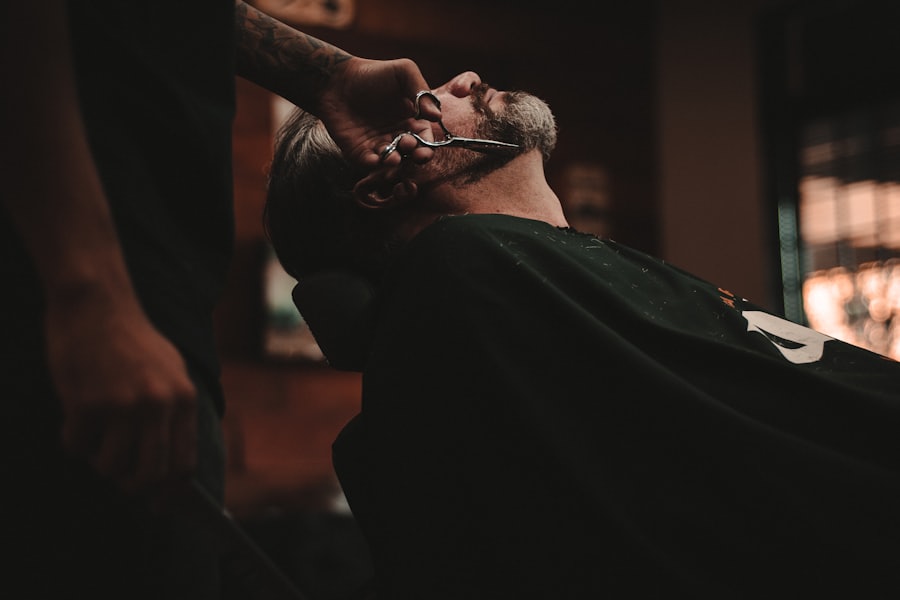 Coupe homme en cours de réalisation au salon