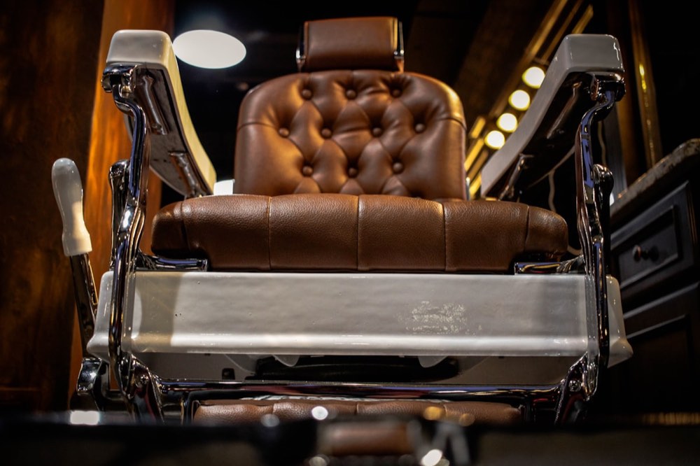 Intérieur élégant et chaleureux du salon Rufix Barber