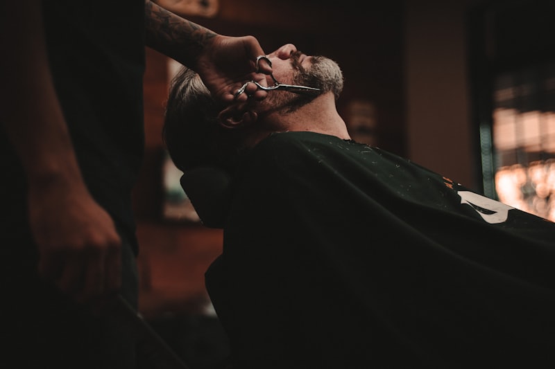 Coiffeur réalisant une coupe homme précise à la tondeuse